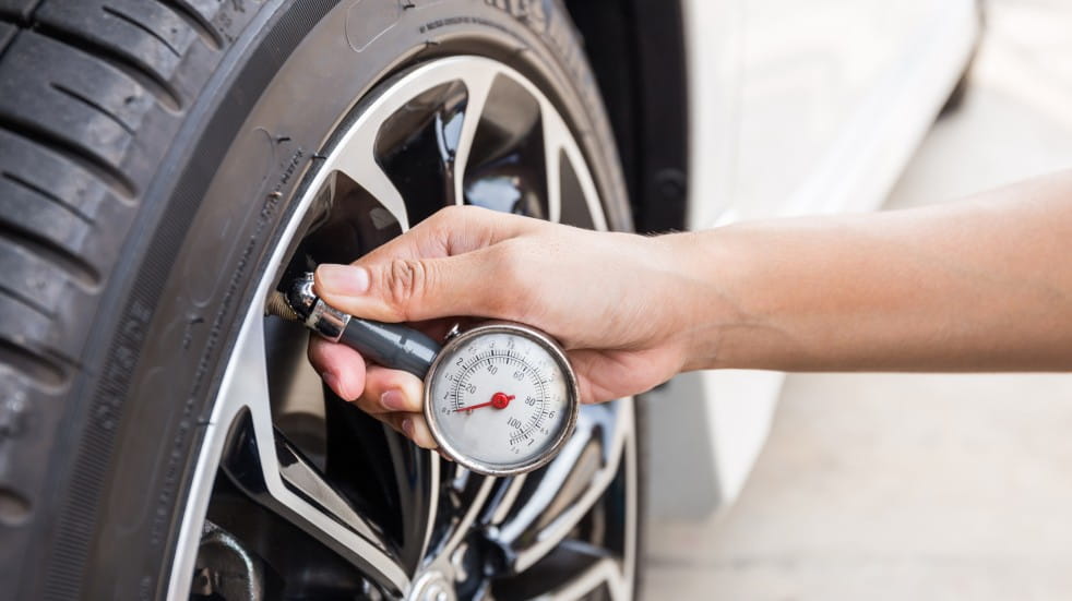 Checking tyre pressure